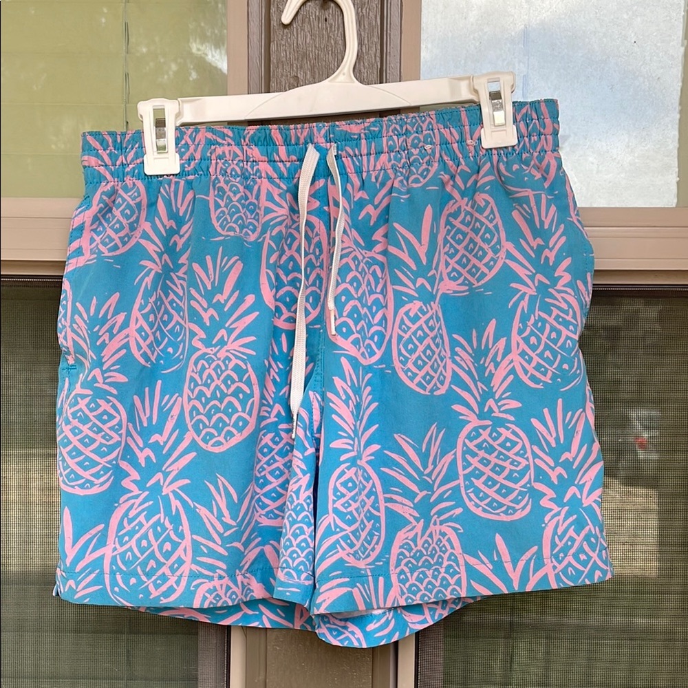 Chubbies Swim Shorts MEDIUM 5.5” blue pink pineapples trunks